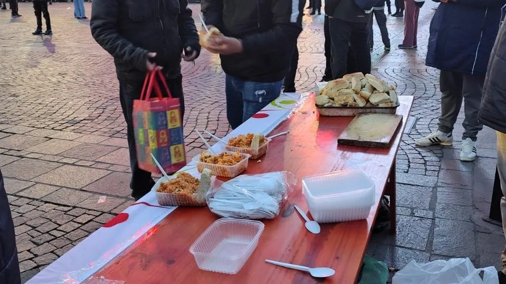 Un plato caliente frente al Obelisco: SOMRA acompañó a jubilados y a la comunidad científica